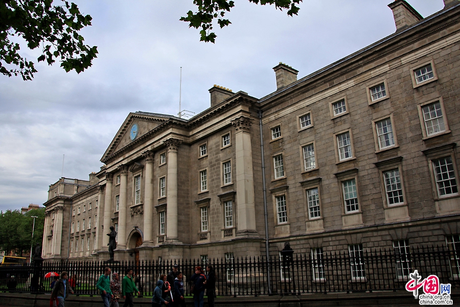 圣三一学院主建筑北墙