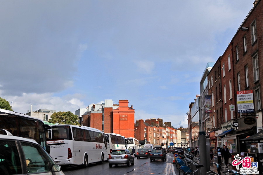 圣三一学院钟西侧大街