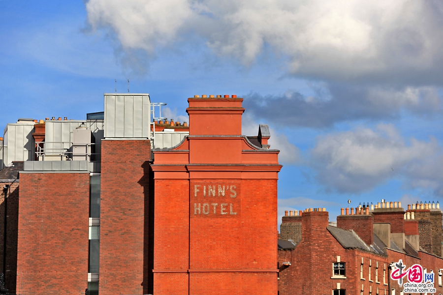 圣三一学院钟外围建筑