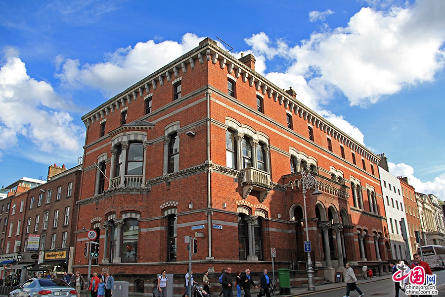 圣三一学院钟外围建筑