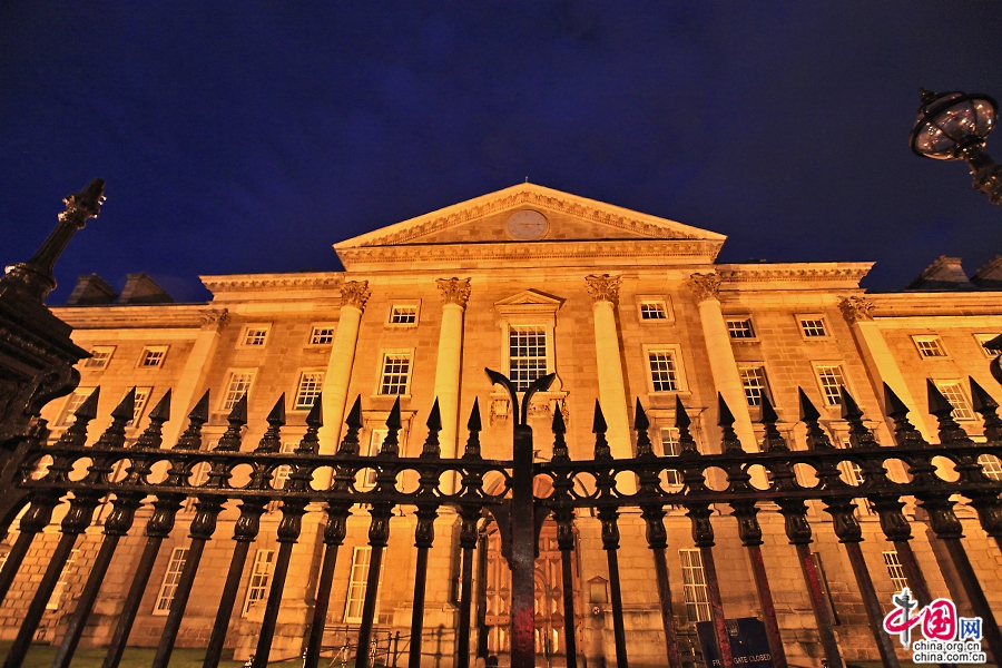 圣三一学院北大门夜景