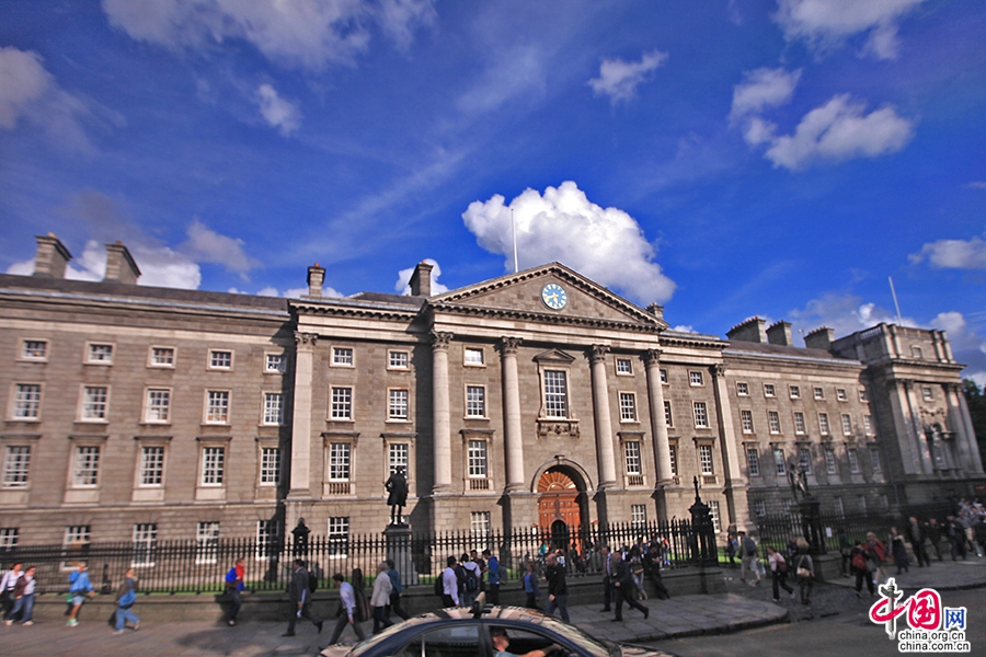 圣三一学院建筑颇具时代特色