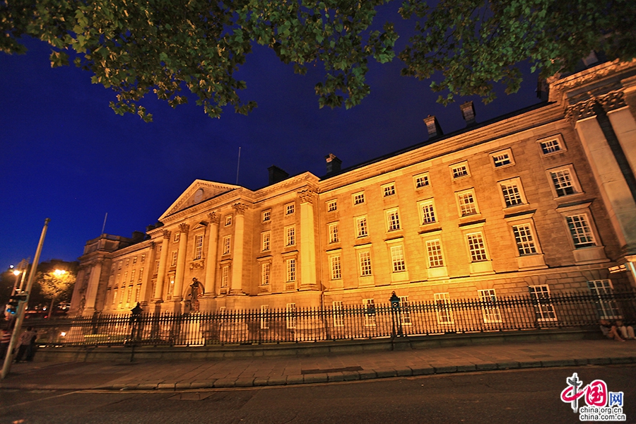 圣三一学院建筑颇具时代特色