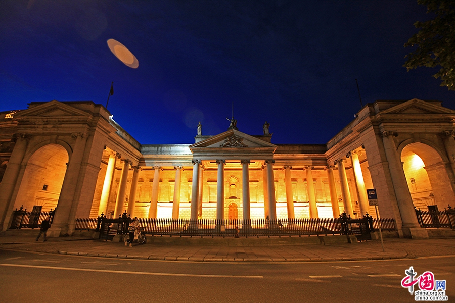 1爱尔兰银行大楼位于圣三一学院北侧