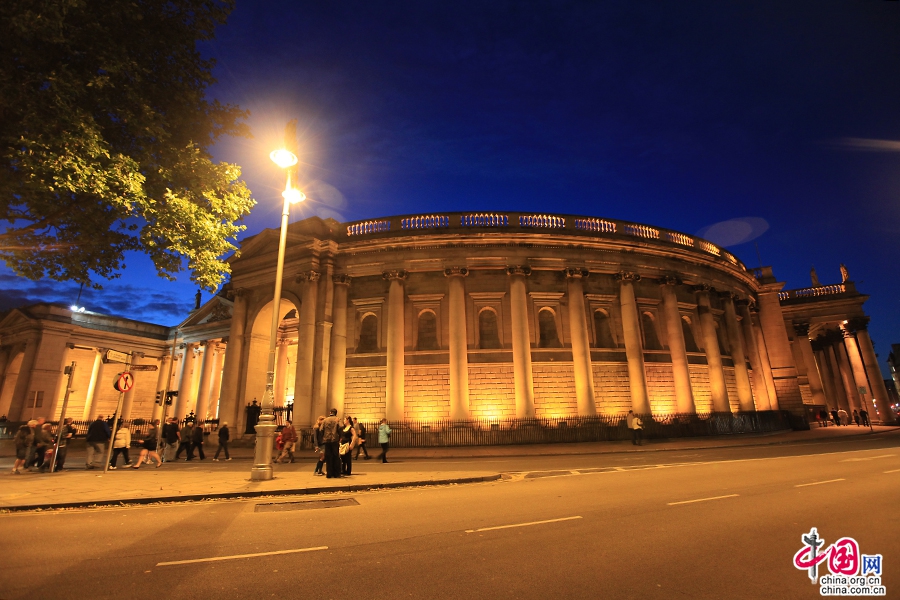 爱尔兰银行大楼议会大厅被设计成半圆形