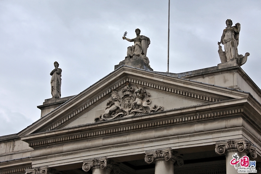 爱尔兰银行大楼正面三角墙装饰