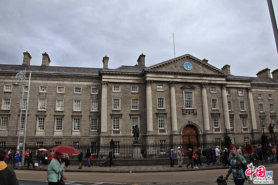 爱尔兰银行大楼对面即是圣三一学院