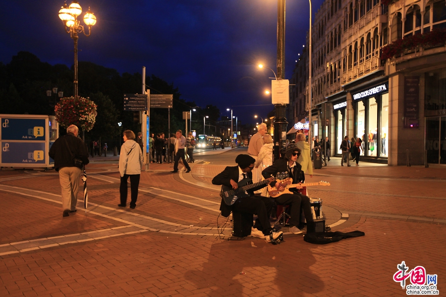格拉夫顿街的街头表演一直持续到深夜