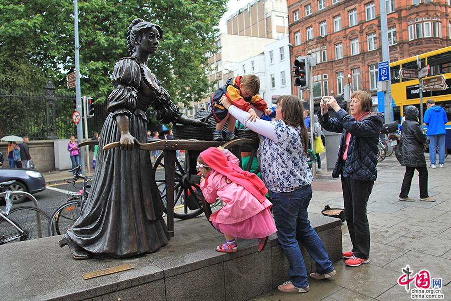 格拉夫顿街的北端尽头是莫莉·马隆雕像