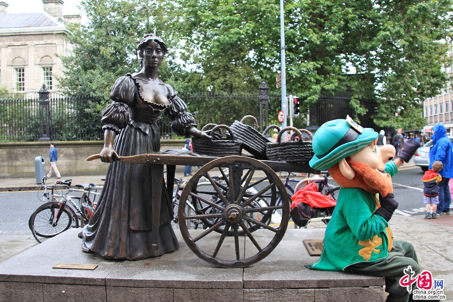 莫莉·马隆因生活所迫，白天卖鱼、晚上卖身