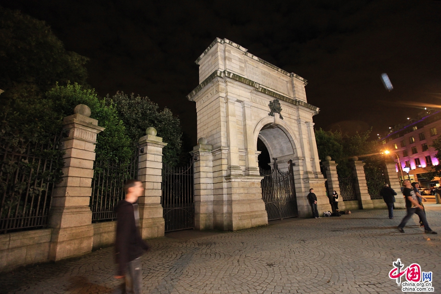 圣斯蒂芬绿地的入口是一座拱门