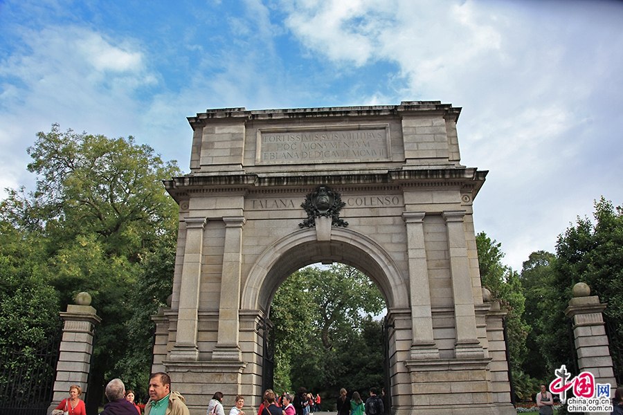 拱门是纪念在南非布尔战争中阵亡的212名都柏林士兵而建