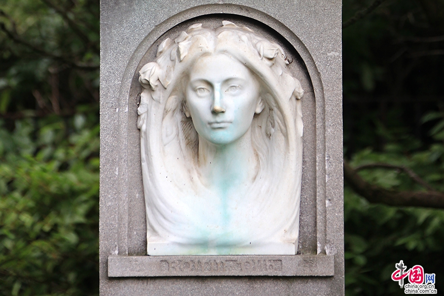 圣斯蒂芬绿地内散落着各种纪念碑与雕塑