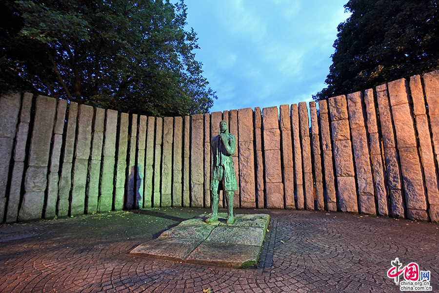 沃尔夫·托恩雕像位于绿地的一侧