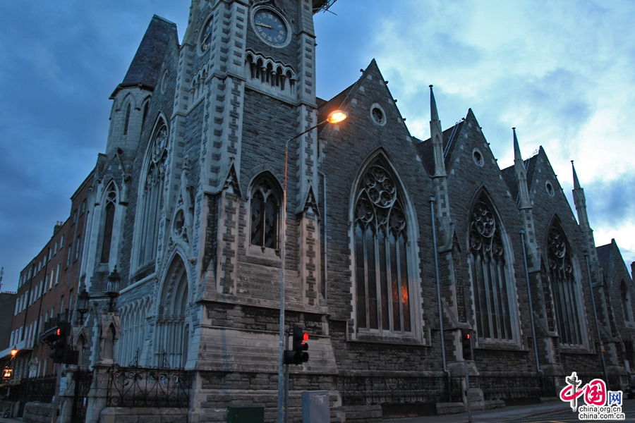 芬勒特教堂位于帕内尔广场