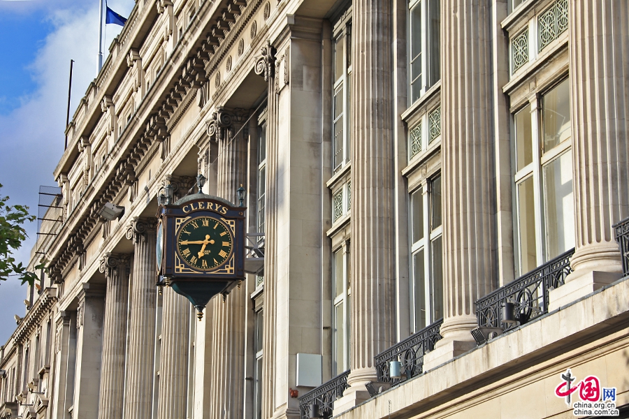 奥康奈尔大街大侧的新古典主义式的商业建筑