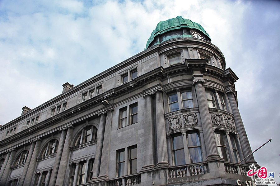 奥康奈尔大街大侧的新古典主义式的商业建筑