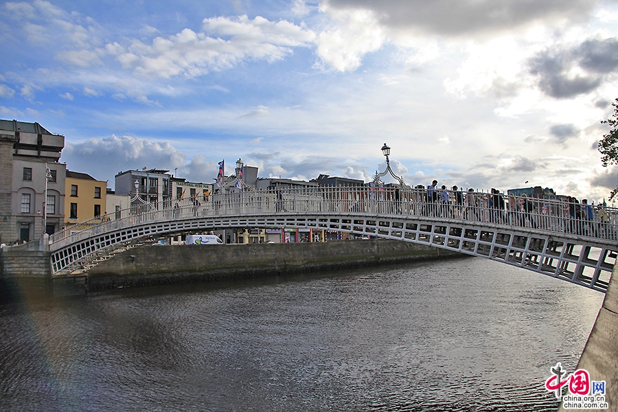 利菲河上有众多桥梁连接都柏林的两岸