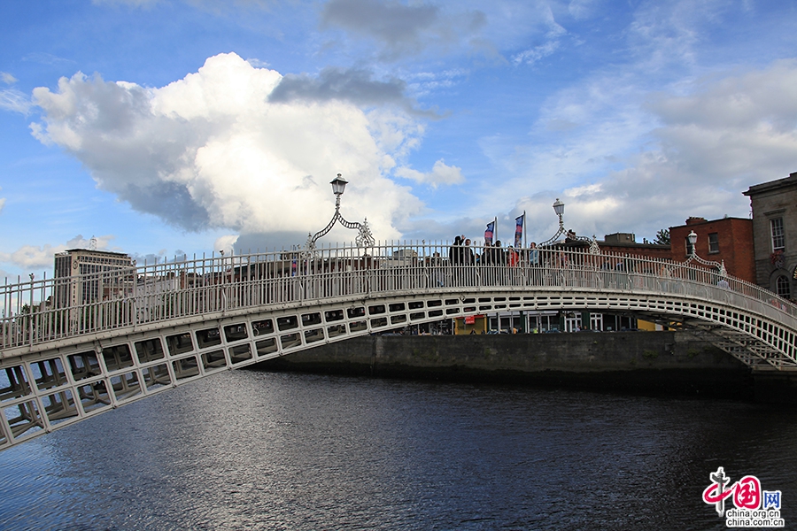 利菲河上有众多桥梁连接都柏林的两岸