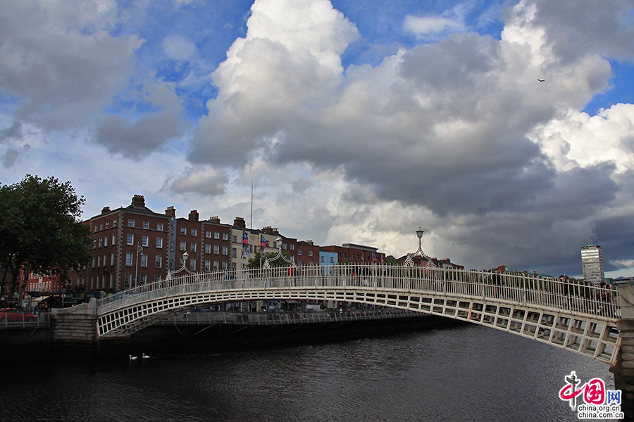 利菲河上有众多桥梁连接都柏林的两岸