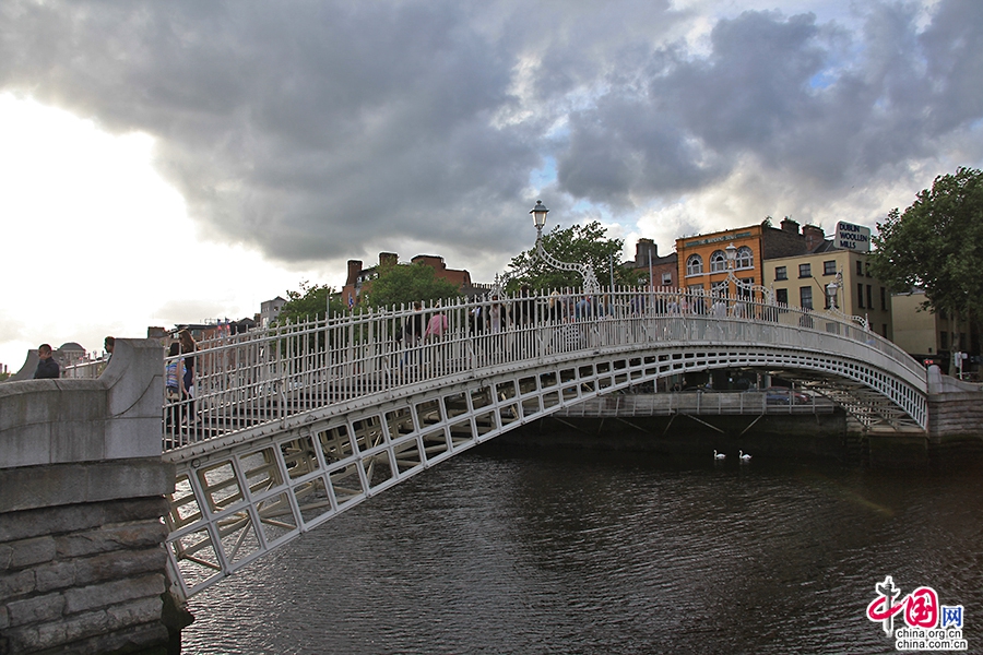 利菲河上有众多桥梁连接都柏林的两岸