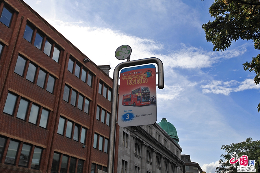 奥康奈尔大街的交通指示牌