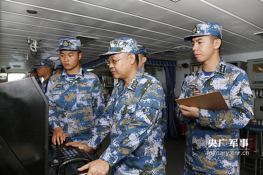 中国海军运城舰在安达曼海展开舰机联合搜救演练