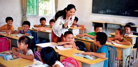 这是9月4日,特岗教师黄妮娜(中)在保亭县保城镇西坡小学教课郭程摄