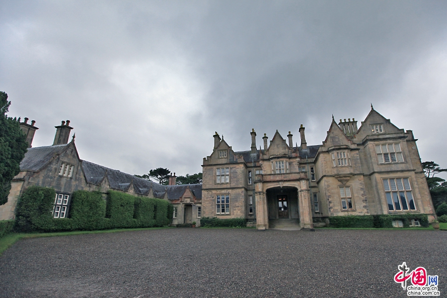 莫克洛斯府邸是一座宏伟的维多利亚式建筑