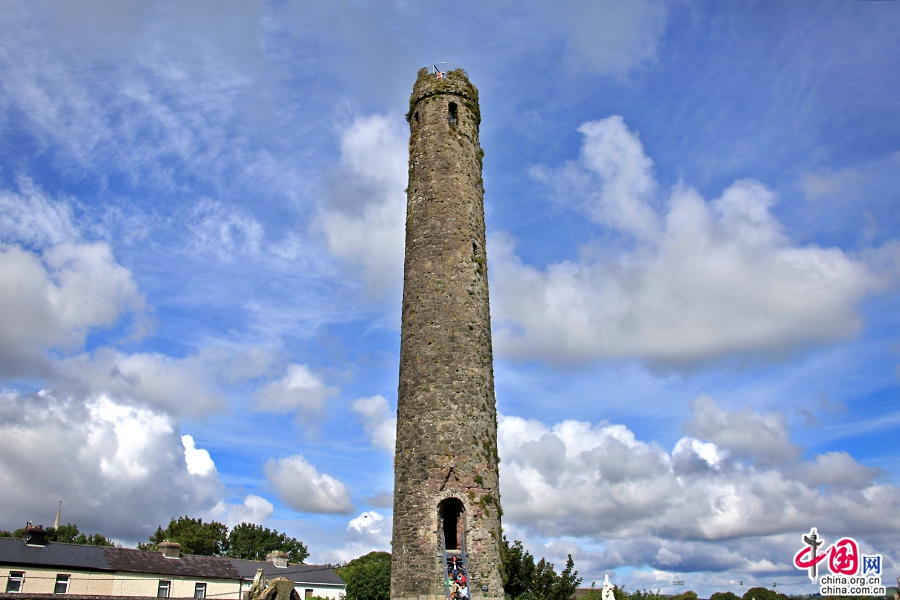 基尔代尔圆塔位于教堂广场中央