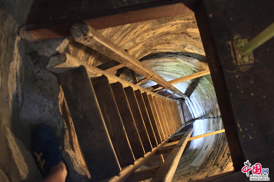 基尔代尔圆塔内部狭窄的楼梯