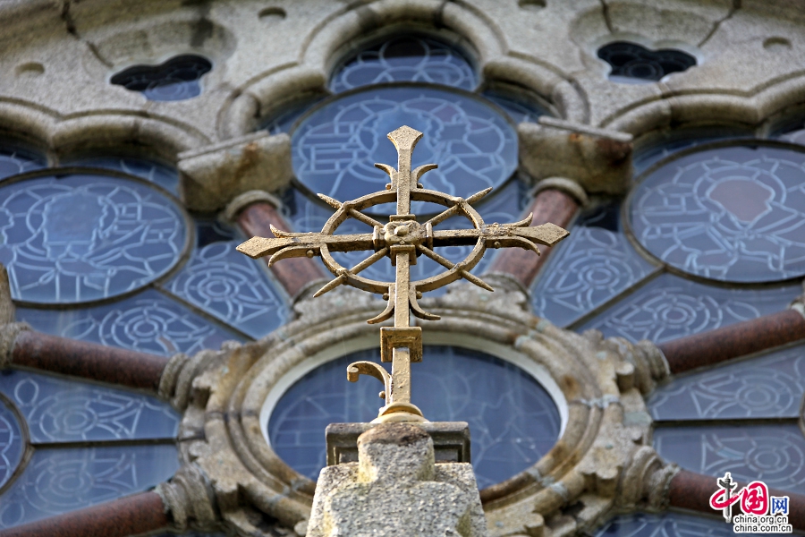 基尔代尔中心教堂正立面十字架