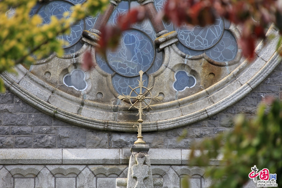 基尔代尔中心教堂正立面十字架