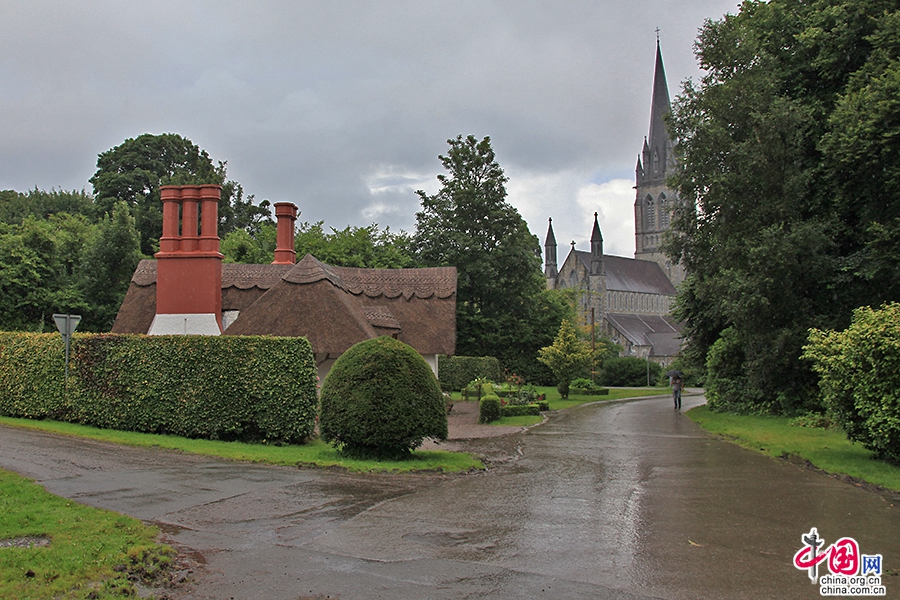 基拉尼小镇处于莫克洛斯湖下湖东北岸