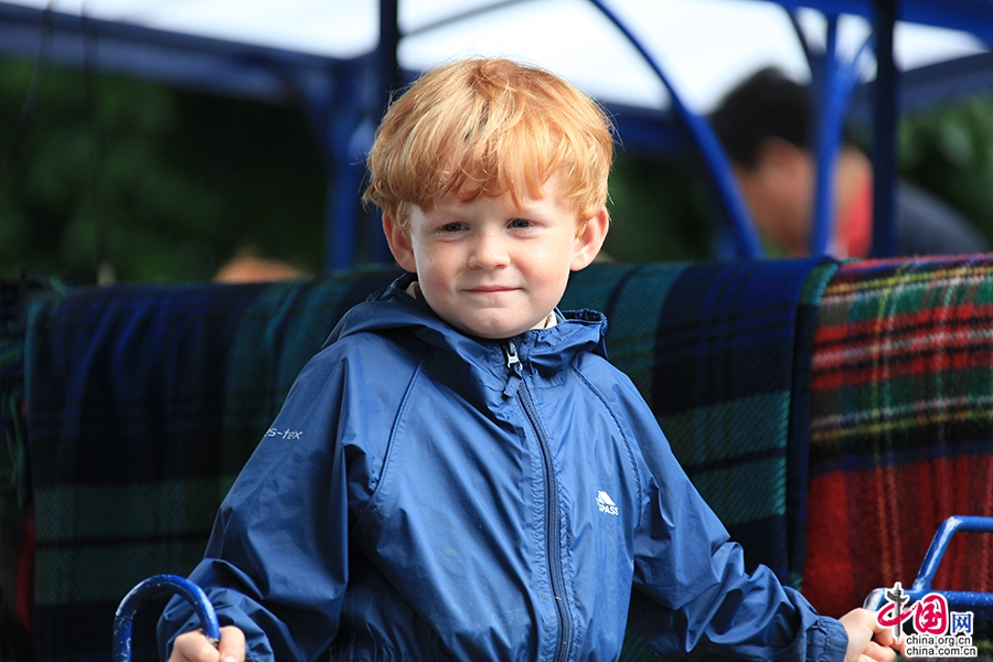 基拉尼小镇的金发儿童