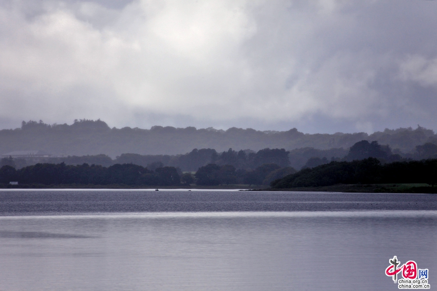基拉尼湖湖周群山环绕