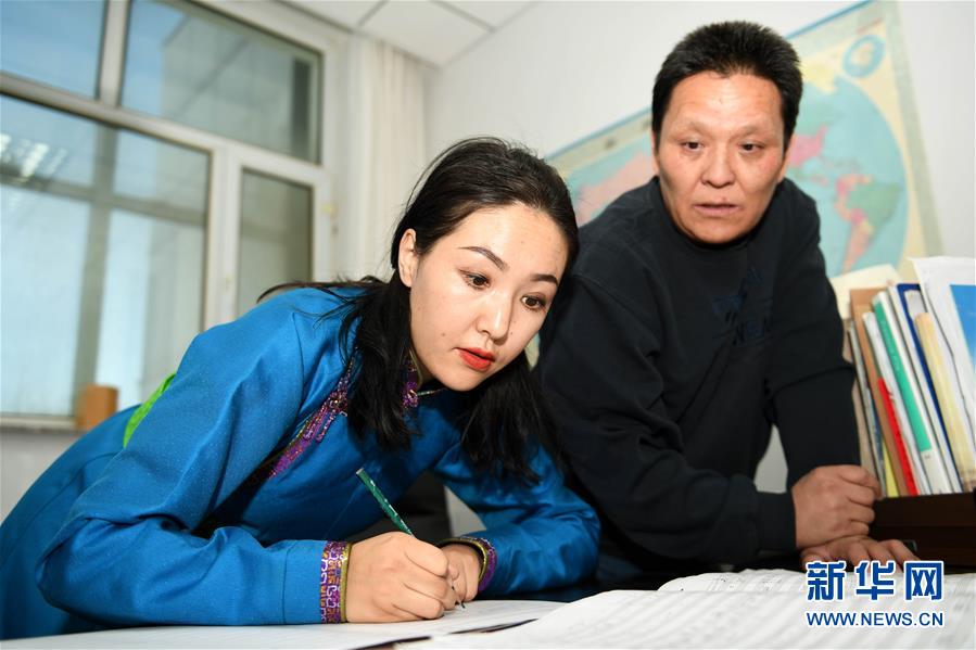 （新华全媒头条·图文互动）（4）驰骋草原六十载 扛起红旗再出发——回访内蒙古最早的乌兰牧骑