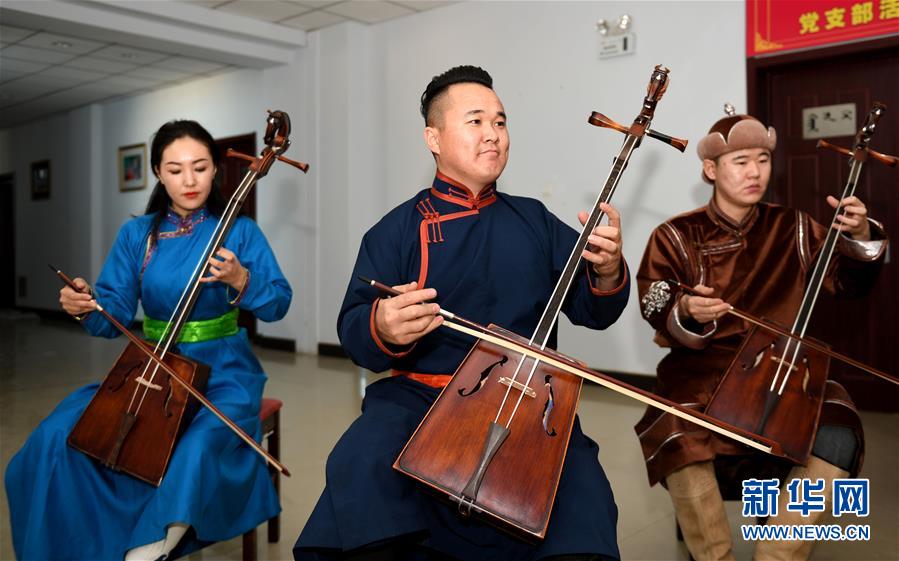 （新华全媒头条·图文互动）（5）驰骋草原六十载 扛起红旗再出发——回访内蒙古最早的乌兰牧骑