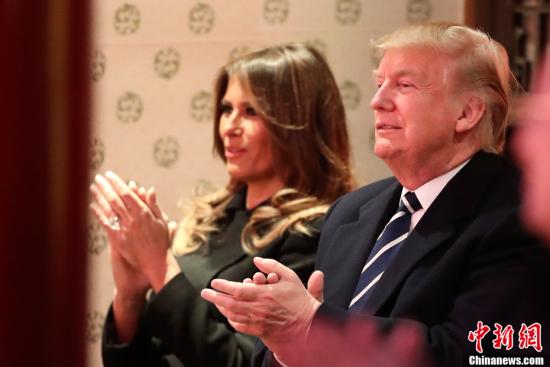 11月8日，中国国家主席习近平和夫人彭丽媛在故宫畅音阁与来华进行国事访问的美国总统特朗普和夫人梅拉尼娅共同欣赏京剧表演。两国元首夫妇观看了《梨园春苗》、《美猴王》、《贵妃醉酒》三个精彩剧目。图为特朗普和夫人梅拉尼娅欣赏京剧表演。<a target=&apos;_blank&apos; href=&apos;http://www.chinanews.com/&apos;><p align=