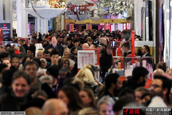 资料图：当地时间2015年11月24日，美国纽约，在曼哈顿梅西百货消费者涌入买商品，迎接“黑色星期五”血拼日。