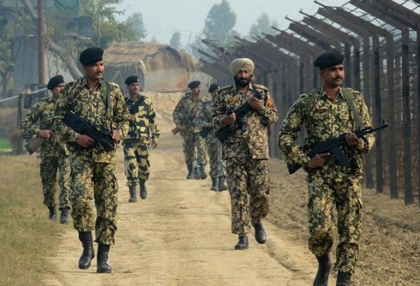 资料图片：在印度、孟加拉两国边境附近巡逻的印军士兵。（图片来源于网络）