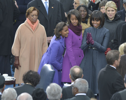 资料图片：2013年1月21日，在美国首都华盛顿，奥巴马的夫人米歇尔（前右）和女儿萨莎（左二）、马莉娅（左三）出席美国总统就职典礼。新华社记者 张军 摄