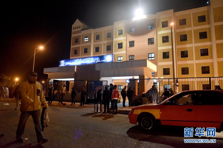 这是11月24日在埃及伊斯梅利亚市拍摄的收治伤者的医院。