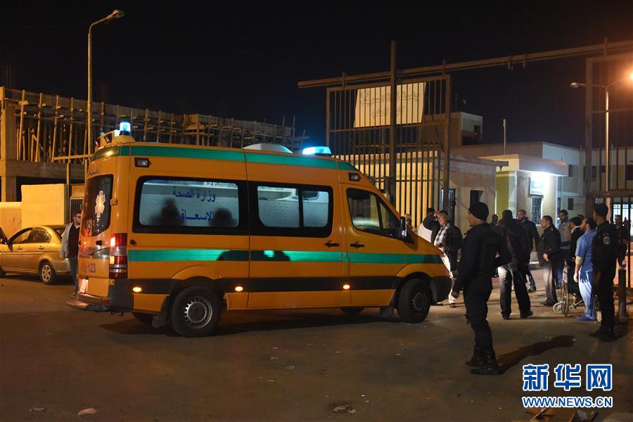 11月24日，在埃及伊斯梅利亚市，一辆救护车抵达收治伤者的医院。