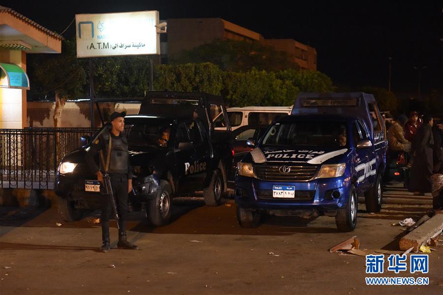 11月24日，在埃及伊斯梅利亚市，警察在收治伤者的医院外警戒。