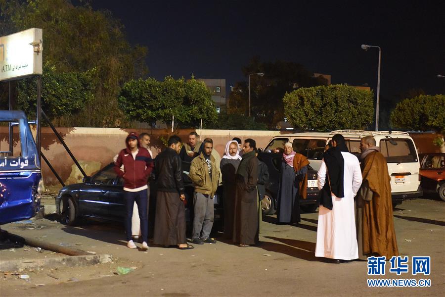 11月24日，在埃及伊斯梅利亚市，家属在收治伤者的医院外等待。