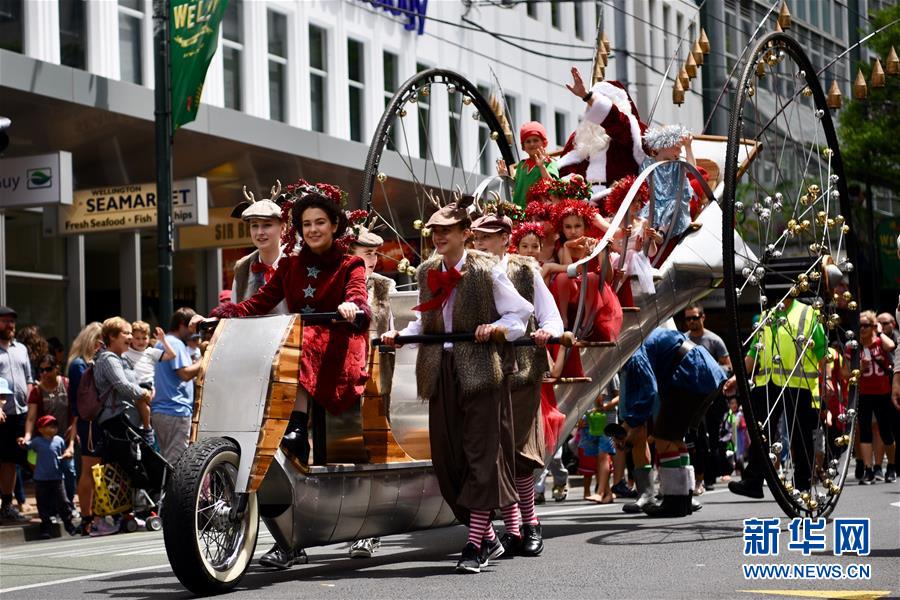 11月25日，在新西兰首都惠灵顿市中心，演员乘坐花车参加圣诞游行。
