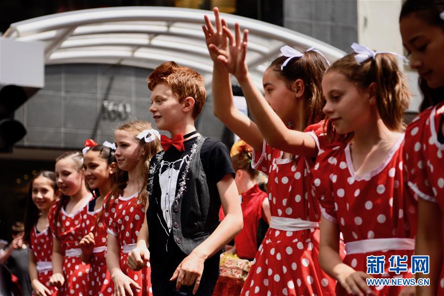 11月25日，在新西兰首都惠灵顿市中心，当地儿童参加圣诞游行。