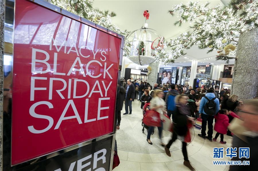 11月24日，人们在美国纽约曼哈顿的梅西百货公司购物。当天是美国“黑色星期五”购物促销日。