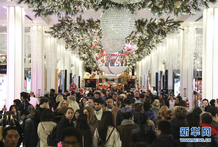 11月24日，人们在美国纽约曼哈顿的梅西百货公司购物。